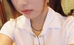 宝宝扶着水池乖乖让爸爸洗头